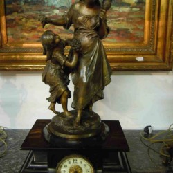 Pendule Horloge à Sujet Romantique Femme à La Quenouille Et Enfant