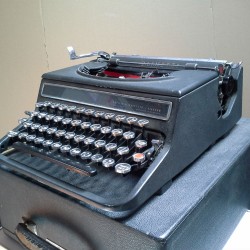 BRITISH OLIVETTI Studio 42 TYPEWRITER