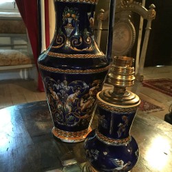 Vase et lampe GIEN décor renaissance fond bleu