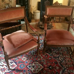 Paire de fauteuils bas de style Louis XVI