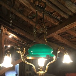 Très grand lustre bronze et laiton opaline verte