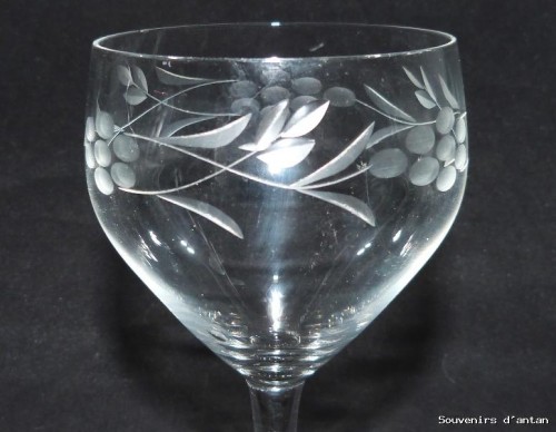 Verres à vin en cristal gravés