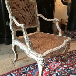 Fauteuil de style Louis XV laqué gris et fond de canne. XIXe