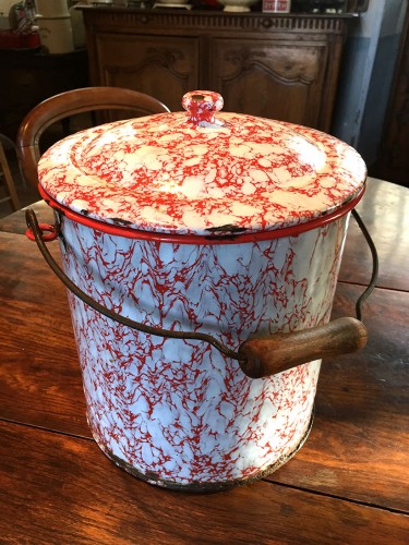 Pot de chambre ancien en tôle émaillée