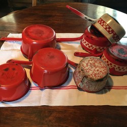 Lot de 7 casseroles anciennes en tôle émaillée