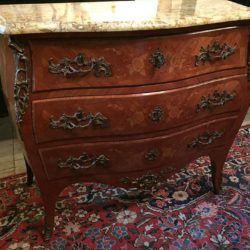 Commode galbée de style Louis XV marquetée. XXe