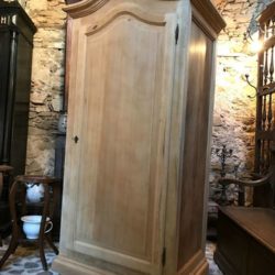 Armoire une porte. Chapeau de gendarme