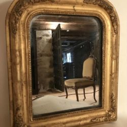 Adorable petit miroir ancien cadre stuqué et doré