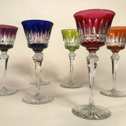 Baccarat. Suite de 6 verres en cristal taillé de couleur.