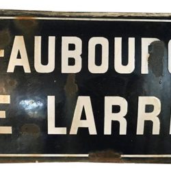 Ancienne plaque de rue émaillée, bombée. 25 x 50 cm