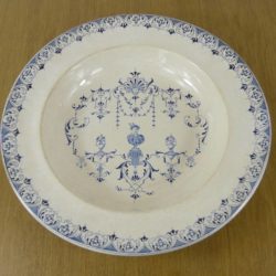 Plat en demi-porcelaine de Badonviller,