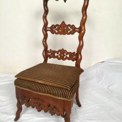 Chaise basse ou chauffeuse en bois naturel ajouré. XIXe