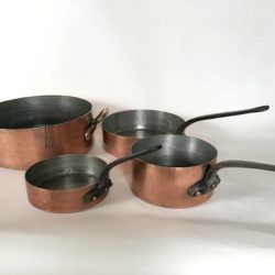 Série de quatre casseroles anciennes en cuivre. Poids total 25 kilos