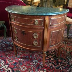 Commode demi lune de style Louis XVI. XXe