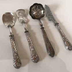 4 couverts de service pour petits fours, desserts. Argent fourré