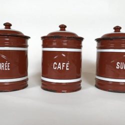 Série de trois pots couverts en tôle émaillée brune