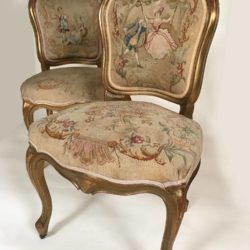 Paire de chaises de style Louis XV, bois doré