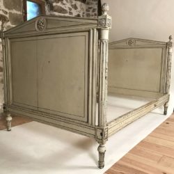 Ancien lit de style Louis XVI laqué gris / beige, rechampi bleu foncé XIXe