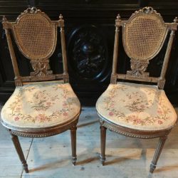 Paire de chaises de style Louis XVI bois doré.