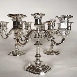 Série de 3 chandeliers à 5 branches métal argenté.