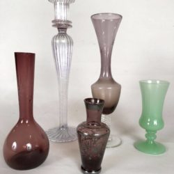 Lot de 4 petits vases et 1 bougeoir en verre coloré.