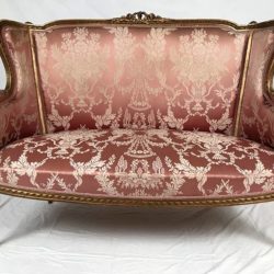 Canapé à oreilles de style Louis XVI bois doré. XIXe