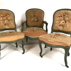 Fauteuil et paire de chaises de style Louis XV