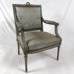 Fauteuil de style Louis XVI laqué gris rechampi bleu