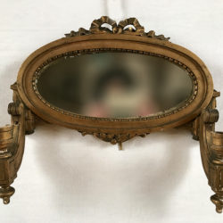 Applique miroir en bois doré portant deux bougeoirs de style Louis XVI