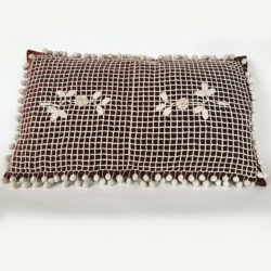 grand coussin velours et crochet ancien