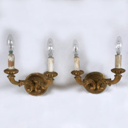 Paire d’appliques en bois doré à deux bras de lumière, circa 1920.