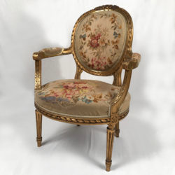 Fauteuil en bois doré à dossier médaillon de style Louis XVI