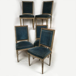 Cinq chaises de style Louis XVI en bois laqué gris