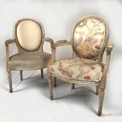 Paire de fauteuils médaillon de style Louis XVI