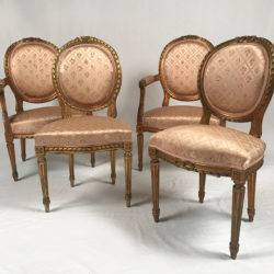 Ensemble de deux fauteuils et deux chaises de style Louis XVI en bois doré.