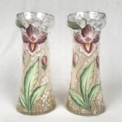 Paire de vases décor de fleurs émaillé polychrome vers 1900