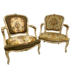 Paire de larges fauteuils de style Louis XV